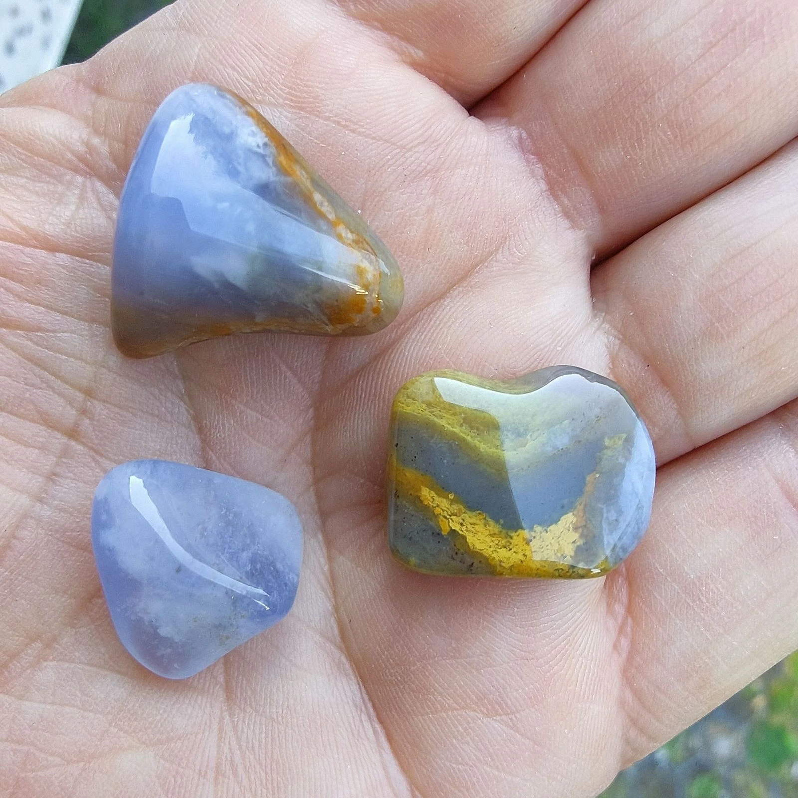 Un lot de 3 calcédoines sur gangue